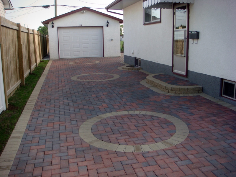 Holland paving stone driveway in Rustic Red with Desert Buff accents