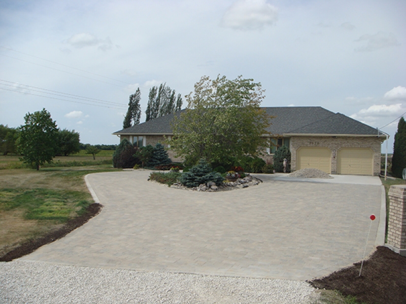 Paving stone driveway with wrap-around loop