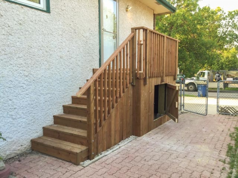 Side entrance landing with storage beneath