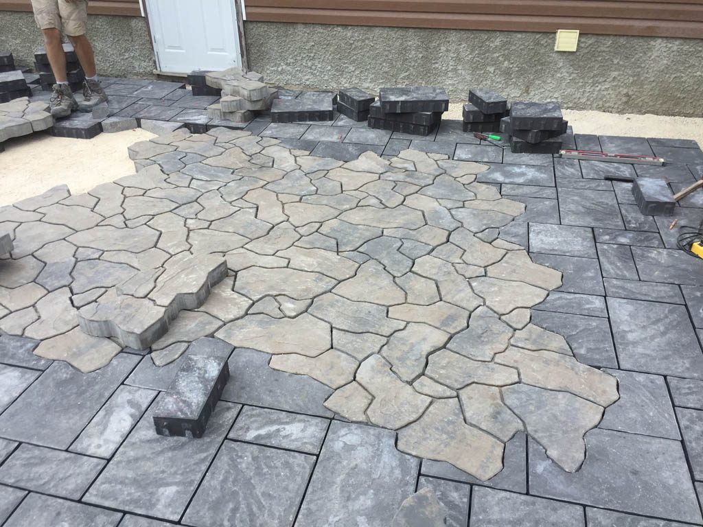 Navarro paving stone patio with Mesa Flagstone inset