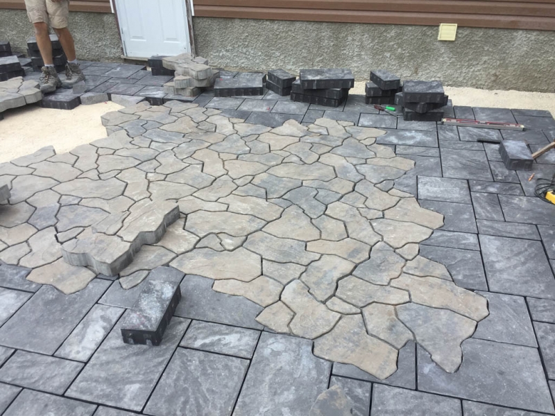 Navarro paving stone patio with Mesa Flagstone inset