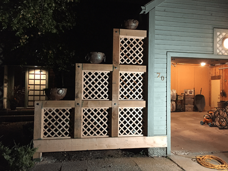 Lattice wall made of rough fir