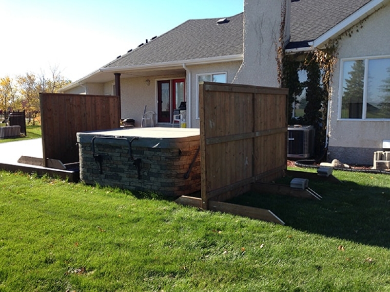 Moveable free-standing wind screens for hot tub