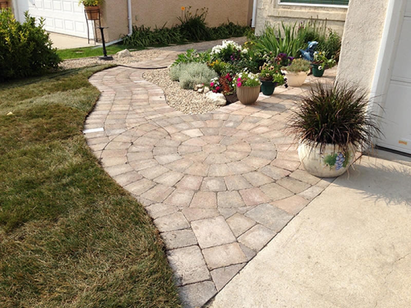 Roman paver walkway in Sierra Grey with Roman circle and paving stone lights