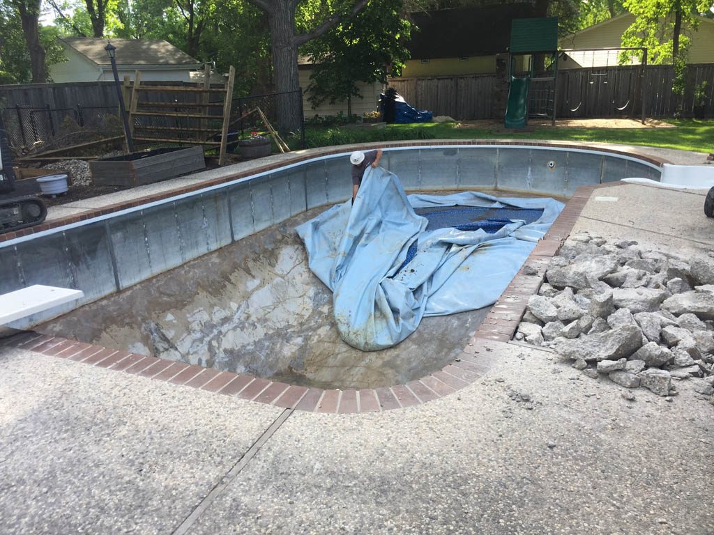 Pool removal with narrow gate access
