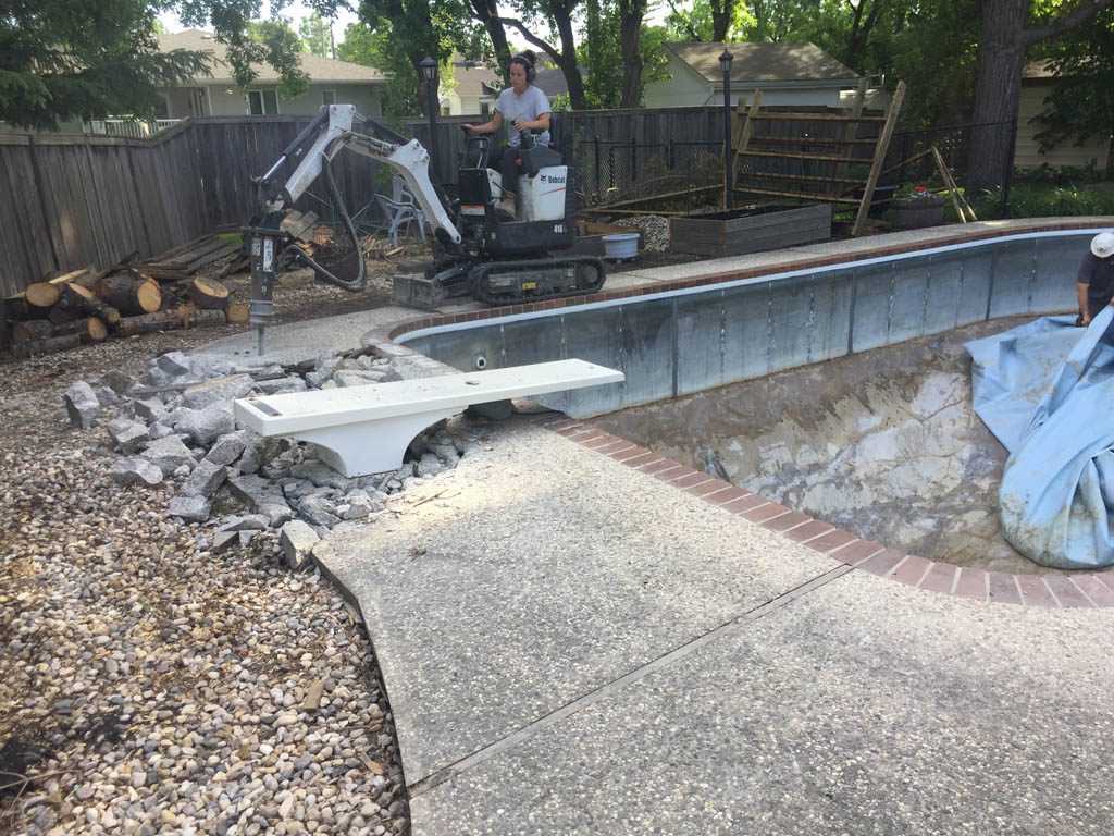 Pool removal with narrow gate access