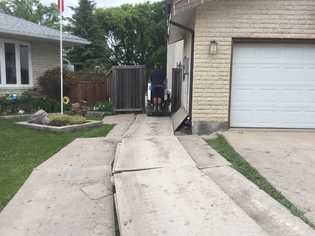 Pool removal with narrow gate access