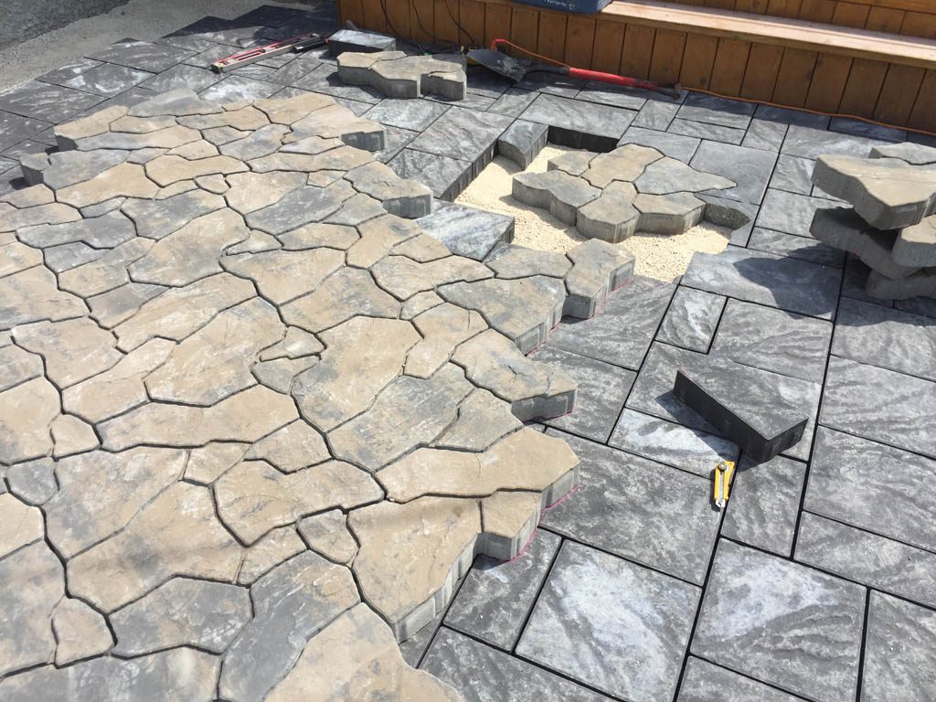 Navarro paving stone patio with Mesa Flagstone inset