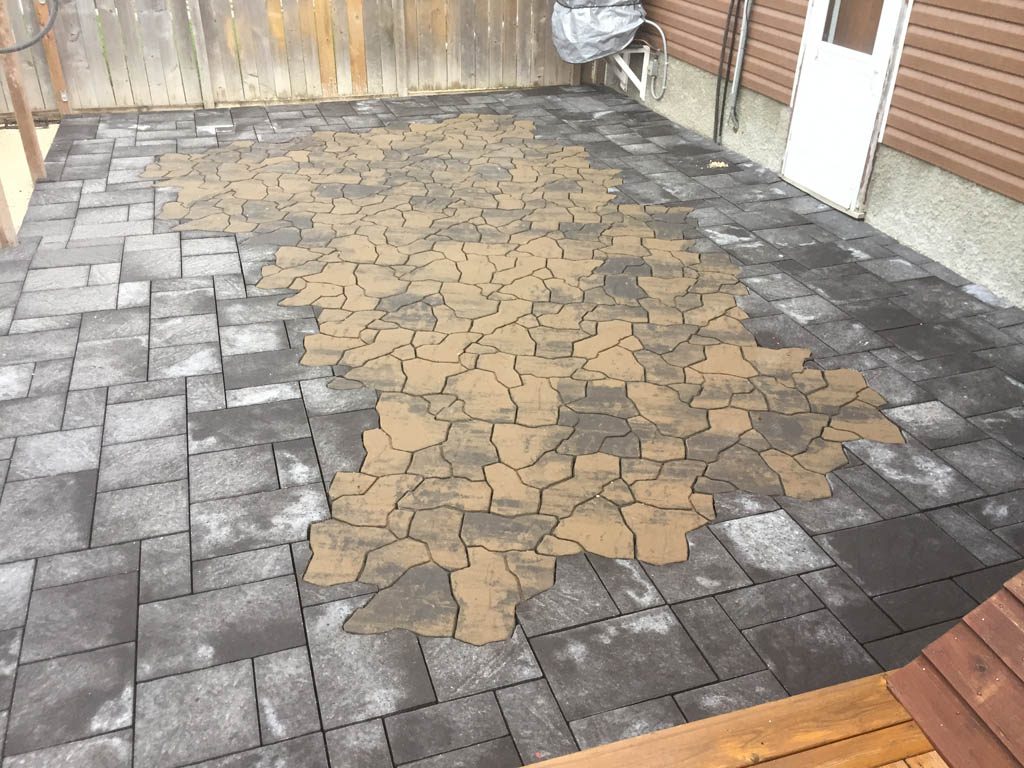 Navarro paving stone patio with Mesa Flagstone inset