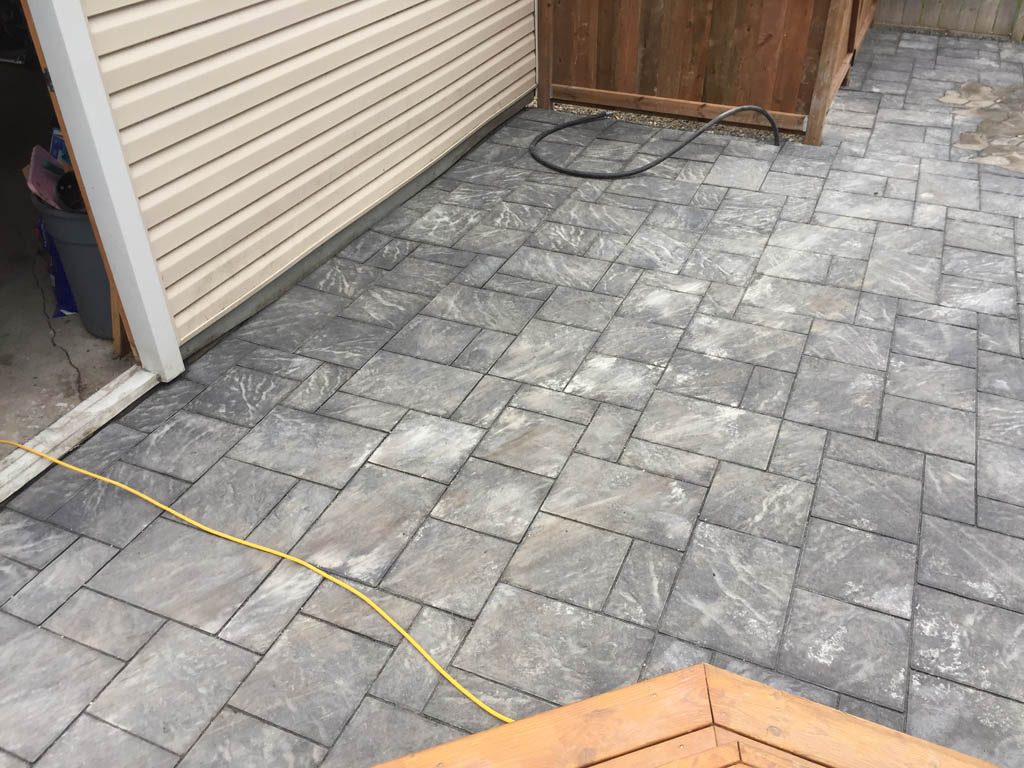 Navarro paving stone patio with Mesa Flagstone inset